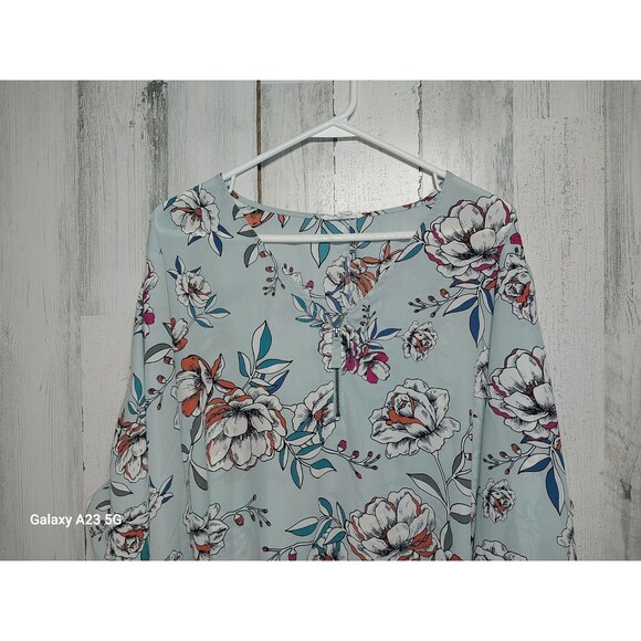Maurices 2X Plus Size Floral Zip Blouse - Picture 3 of 7